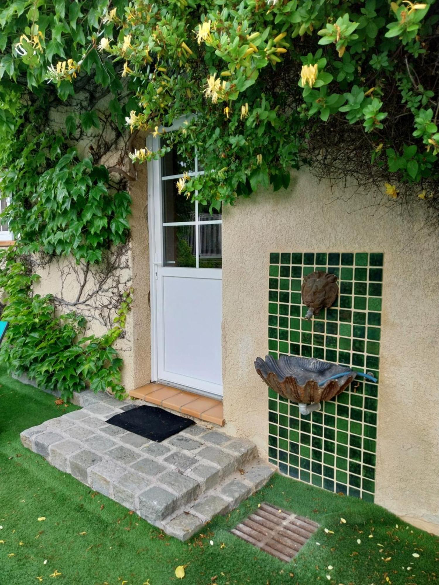 Superbe Grand Studio Tout Confort Avec Exterieur Poussan エクステリア 写真